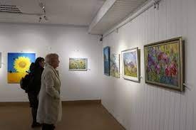 В Ужгороді відомі художники Закарпаття відкрили виставку-продаж (ВІДЕО)