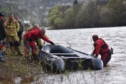 На Закарпатті Mitsubishi L200 з’їхав в річку Тиса, водія шукають досі (Фото)