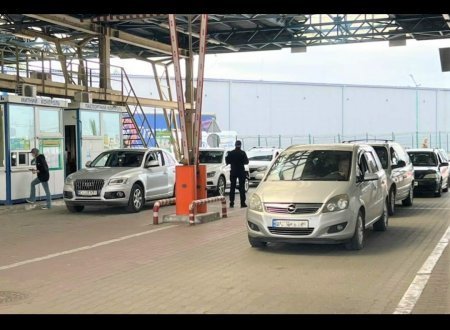 Черги перед пунктами пропуску із сусідніми державами