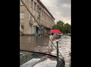 Хуст накрила злива:  затопило вулиці (ВІДЕО)