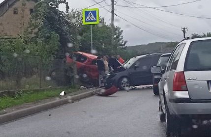В Закарпатті  лобове зіткнення двох автомобілів (фото)