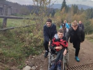 Здійснили мрію: школярі винесли хворого хлопця на вершину гори в Карпатах (ФОТО)
