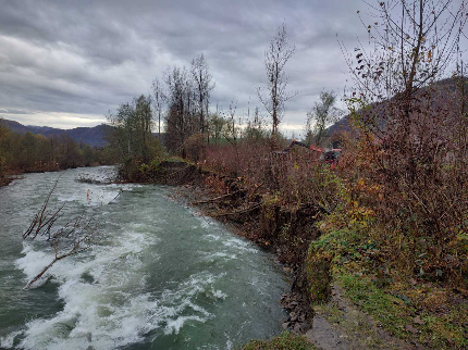 На Тячівщині паводок зруйнував частину дамби: На місті виконані першочергові заходи