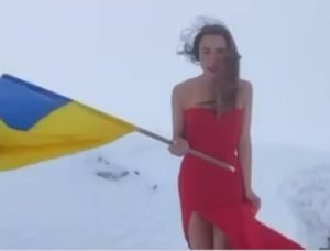 Дівчина влаштувала фотосесію під час завірюхи в Карпатах (ВІДЕО)