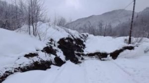 На Закарпатті через масштабний зсув грунту виникла загроза перекриття автошляху (ФОТО)