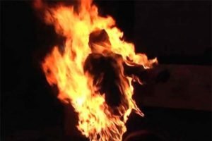 Моторошний випадок у селі: пенсіонер облив школяра легкозаймистим розчином та підпалив