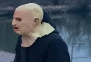 Чоловік “перевтілився” у міфічного персонажа, щоб втекти з України (ФОТО, ВІДЕО)