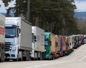 Співробітники ТЦК знімають з рейсів водіїв фур: є випадки на Закарпатті – ЗМІ (ВІДЕО)