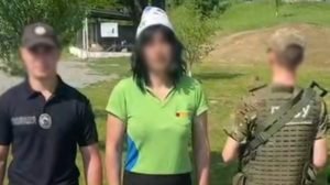 На Закарпатті прикордонники затримали розфарбованого 44-річного чоловіка, переодягненого у жінку (ФОТО, ВІДЕО)