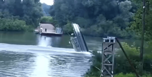 На Тисі катер на швидкості влетів у трос та перекинувся: чи були там “ухилянти” (ФОТО, ВІДЕО)