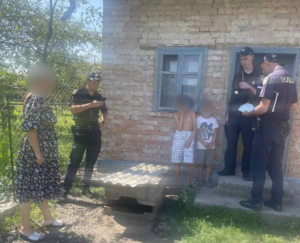 Матір посадила на ланцюг малолітнього сина: поліція розпочала слідство