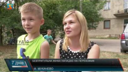 Безпритульна жінка нападає на перехожих (відео)