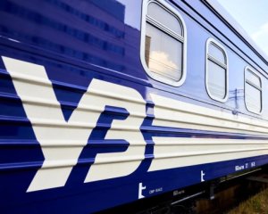 Внаслідок буревію дерево впало на вагон поїзда: є травмовані