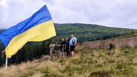 Представники ветеранського простору "Вдома" підняли прапори України на найвищих горах Закарпаття (ФОТО)