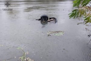 У річці на Закарпатті виявили автомобіль із тілом чоловіка