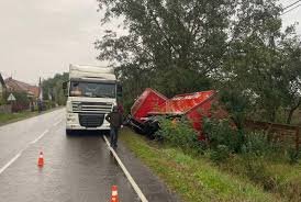 Заснув за кермом: На Закарпатті перекинулася вантажівка "Нової пошти" (ФОТО)