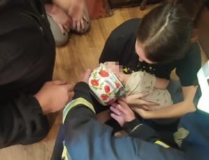 Голова 2-річного хлопчика застрягла в каструлі – визволяли надзвичайники (ФОТО)