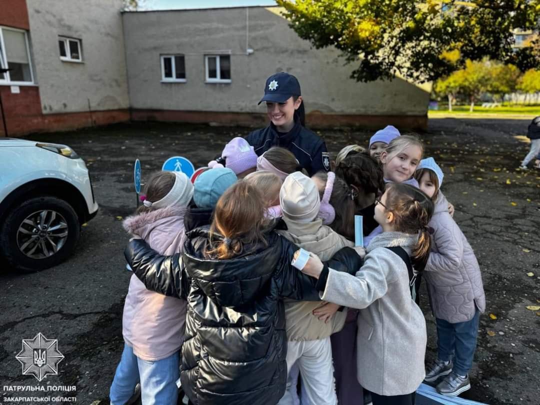 Діти в захваті: Патрульні  провели заняття про ПДР для школярів