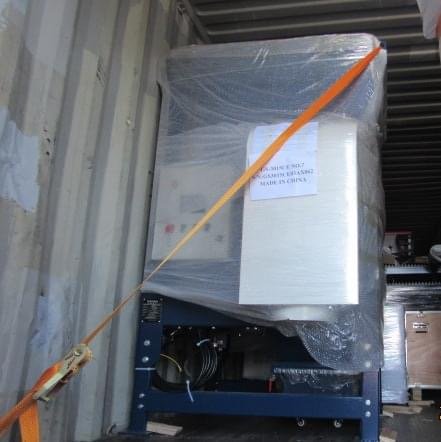 Закарпатські митники не дозволили розмитнити імпортний товар з небезпечним випаровуванням