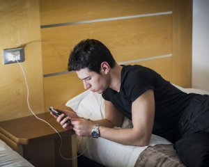 Чому не слід користуватися смартфоном під час його зарядки: пояснення