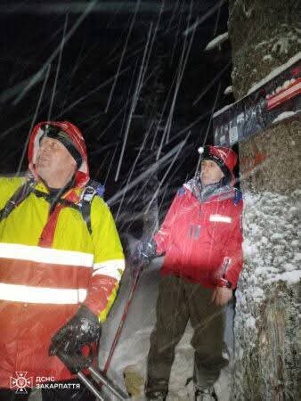 Вчора ввечері Рахівські рятувальники 5 разів підіймались на схили Карпат для допомоги 10 туристам