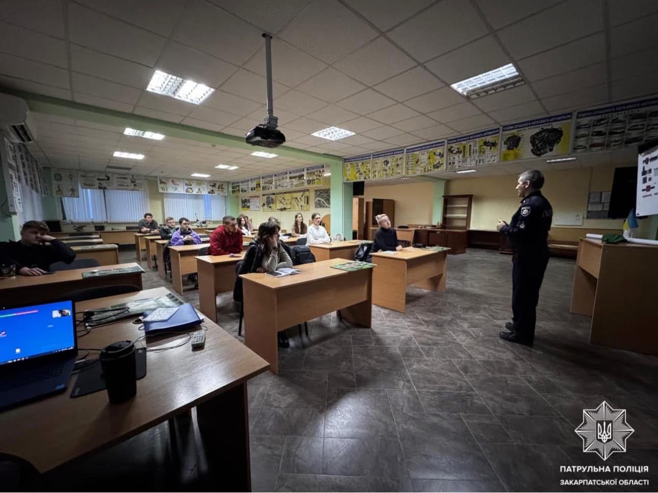 Патрульні поліцейські провели лекцію для майбутніх водіїв в автошколі Ужгорода