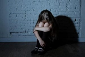 10-річний хлопчик вчинив сексуальне насильство щодо молодшої подруги: хотів повторити «дорослий фільм»