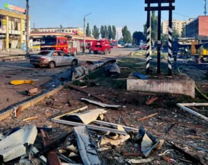 РФ скинула 500-кілограмову бомбу на торговий центр: під завалами є люди (ФОТО)