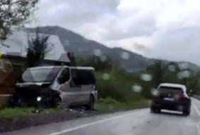 ДТП на Закарпатті: мікроавтобус та легковик зіткнулися «лоб у лоб» на дорозі Міжгір'я – Воловець