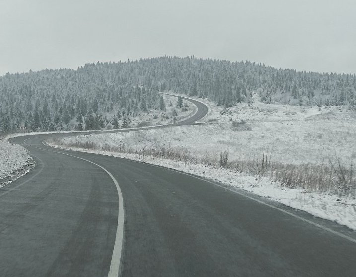 Справжня зима: Ужоцький перевал на межі Закарпаття та Львівщини накрило снігом (ФОТО)