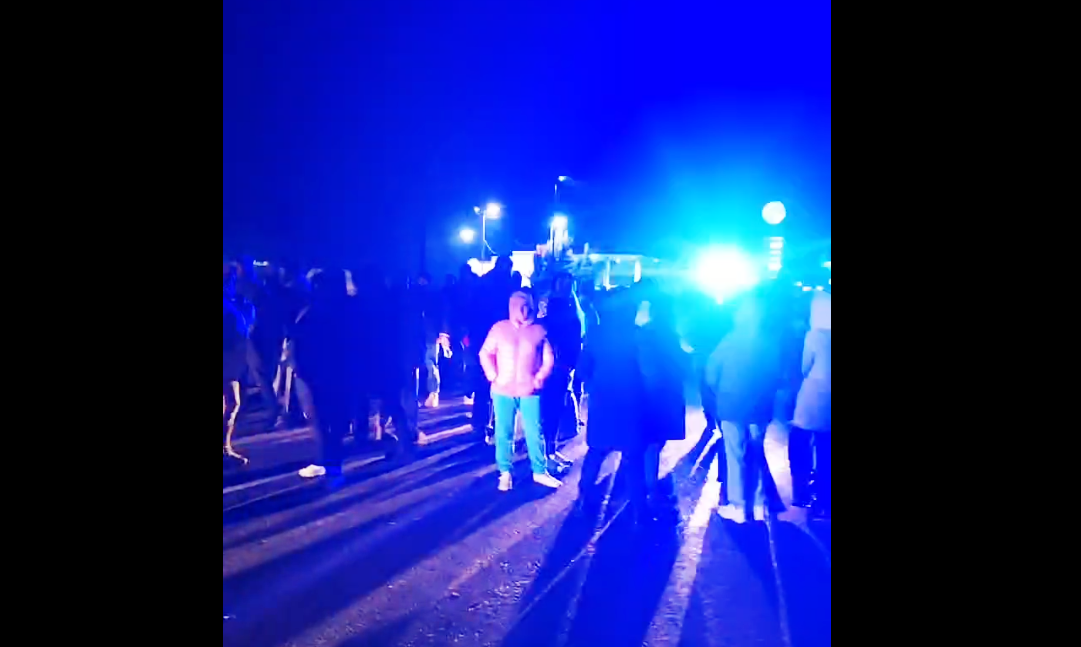 На Закарпатті жителі Ізи перекрили дорогу та спалили карантинний пост (фото)