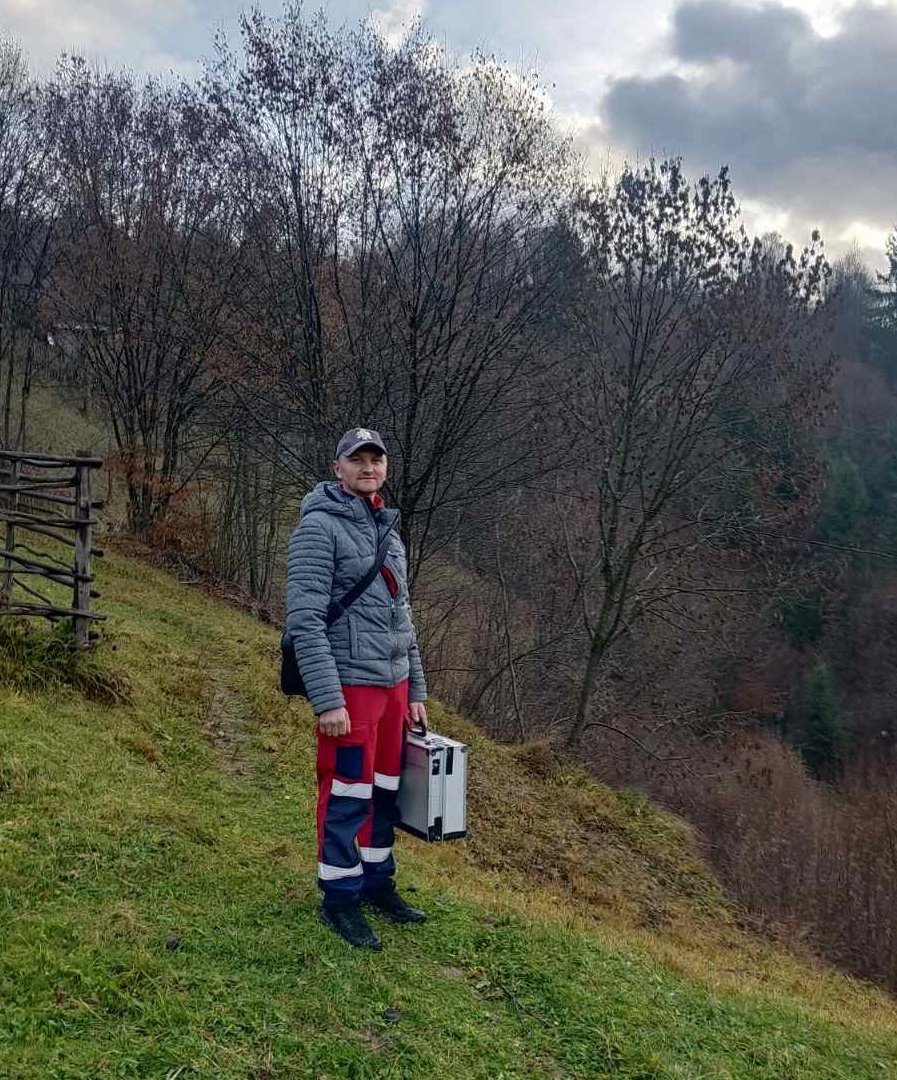 45 хвилин пішки в багнюці: Як гірська «екстренка» на Закарпатті доставляє пацієнтів із критичною нестачею кисню