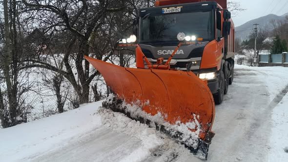 Гірські Дороги Закарпаття: Дорожники борються з ожеледицею та снігом (ФОТОФАКТ)
