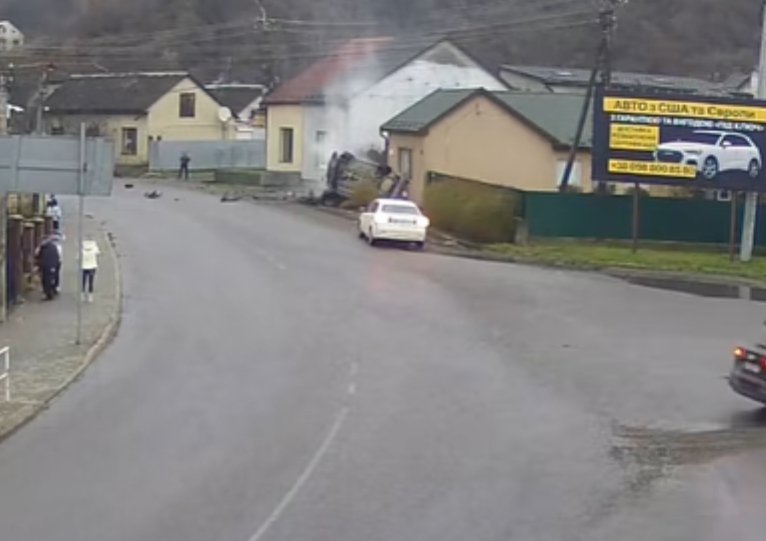 У Виноградові авто на швидкості врізалося в будинок: з’явилося відео ДТП (відео)