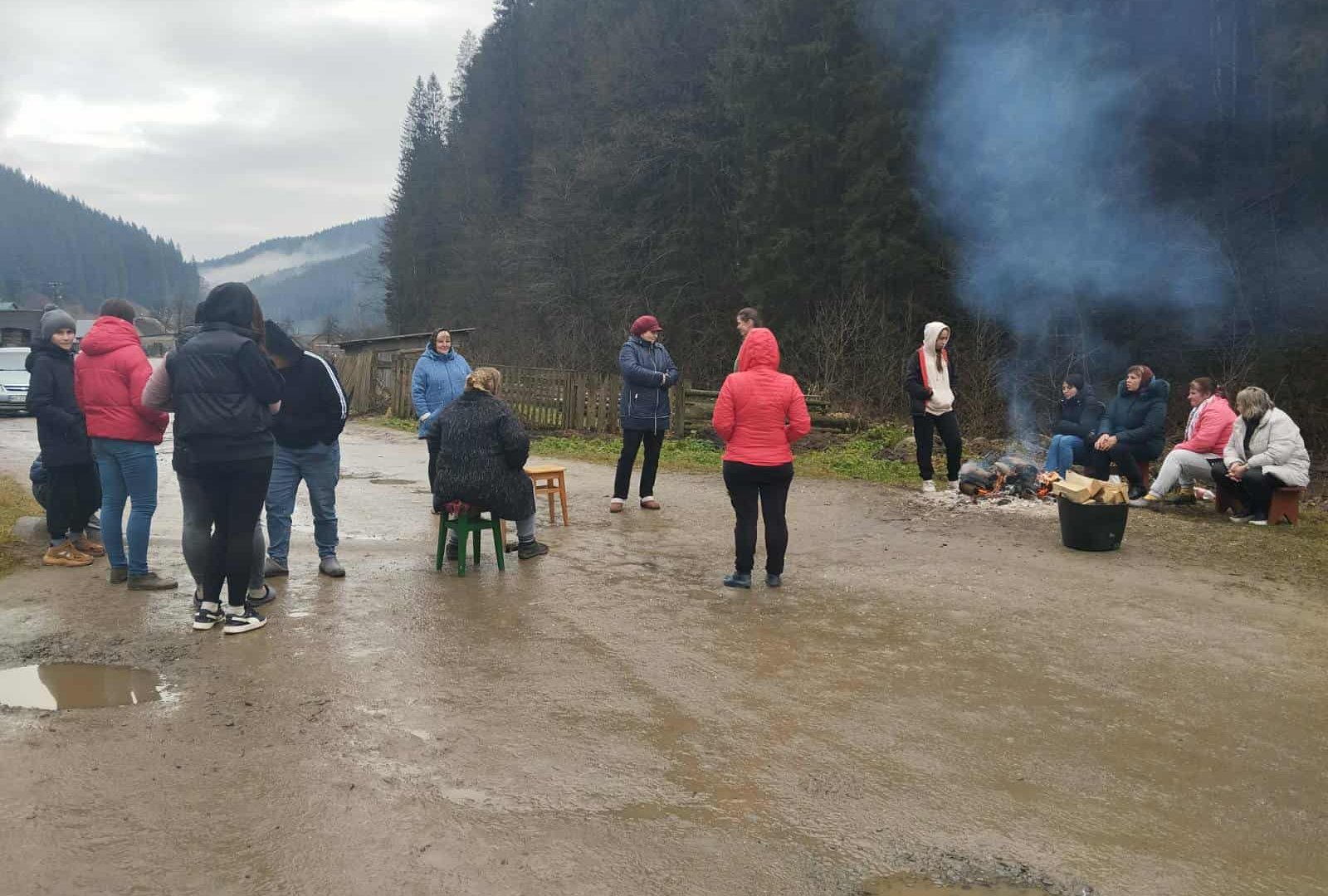 Мешканці села Луги (Рахівський район) перекрили дорогу на знак протесту проти руйнування інфраструктури великовантажними лісовозами