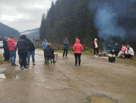 "Лісовози нищать життя": На Рахівщині селяни перекрили дорогу; Богданська ТГ готує документи на ремонт