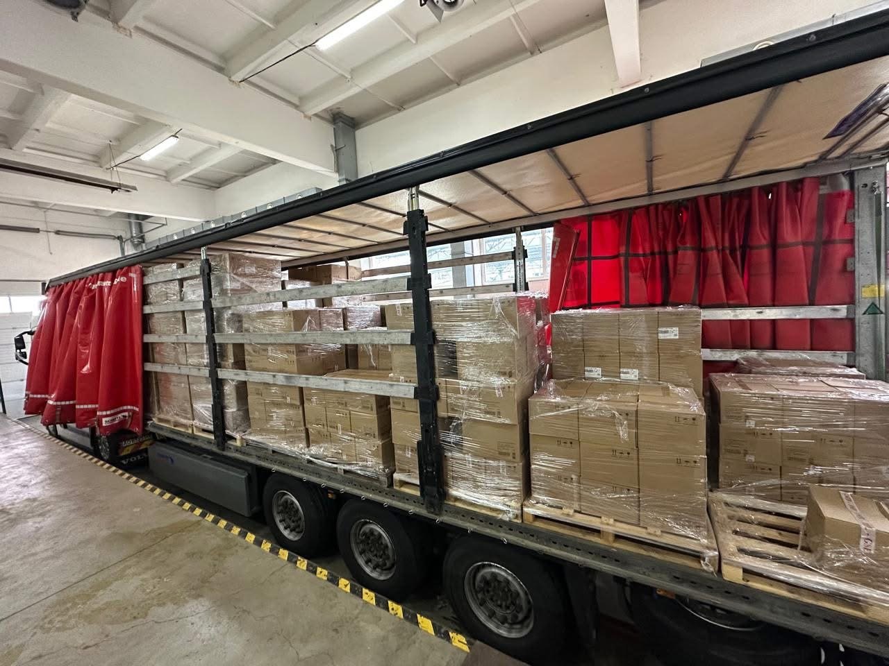 На кордоні з Словаччиною митники виявили контрабанду посуду на 1,5 млн грн