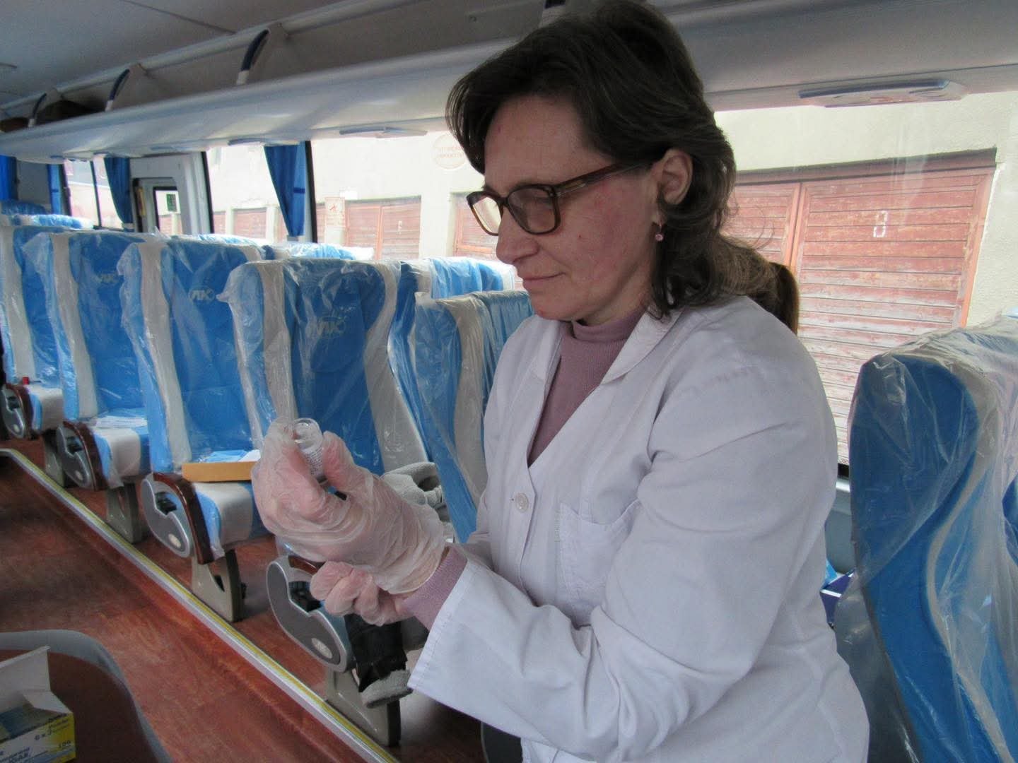 Стоп, Кір! Воловець прийняв виклик: Чому мешканці шикуються в черги до мобільного центру здоров’я?