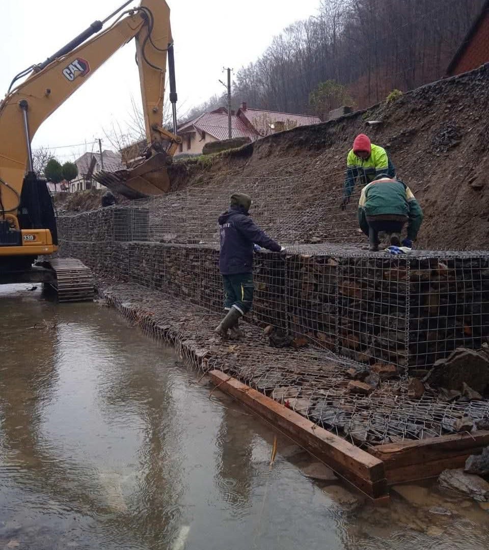 Битва з паводком: На Тячівщині епічно відновлюють «зруйновану ділянку»! Як металеві монстри рятують дорогу