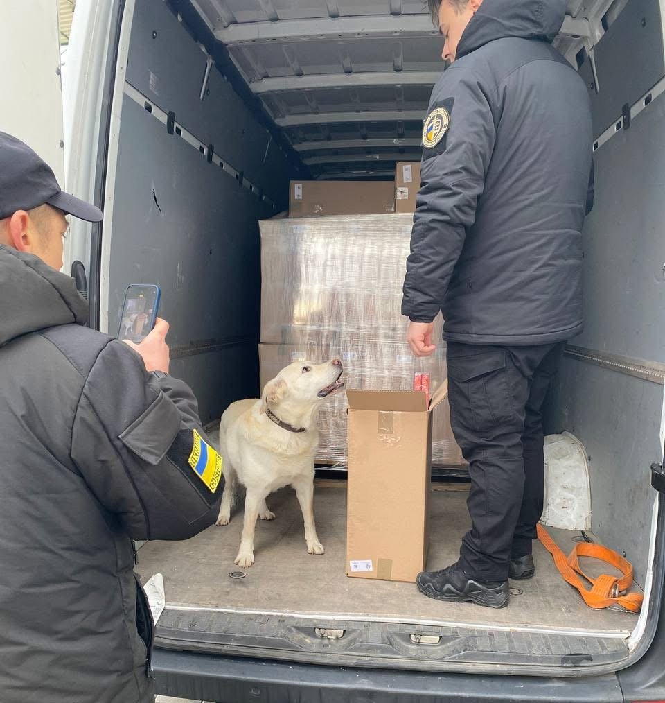 «Гуманітарні» сигарети на 3,5 млн грн: на Закарпатті викрили аферу з благодійним фондом