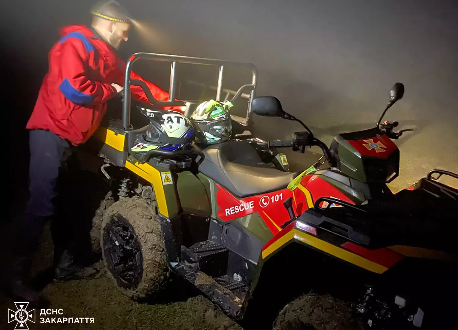 На Хустщині рятувальники допомогли туристці, яка травмувала ногу на маршруті біля гори Кичера