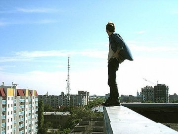 Ризик заради розваг: в Ужгороді підлітки влаштували екстрим на даху багатоповерхівки