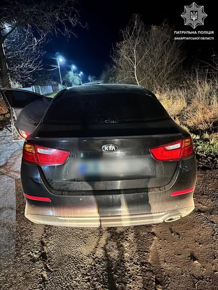 Фатальна «аварійка»: на Закарпатті нетверезий водій KIA сам видав себе патрульним
