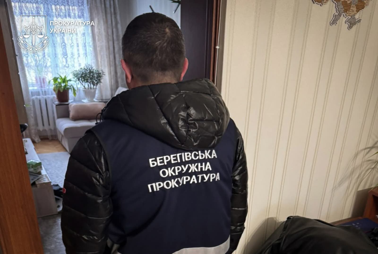 Що насправді стоїть за незаконною «допомогою» з виїздом за кордон - тижневий дайджест прокуратури