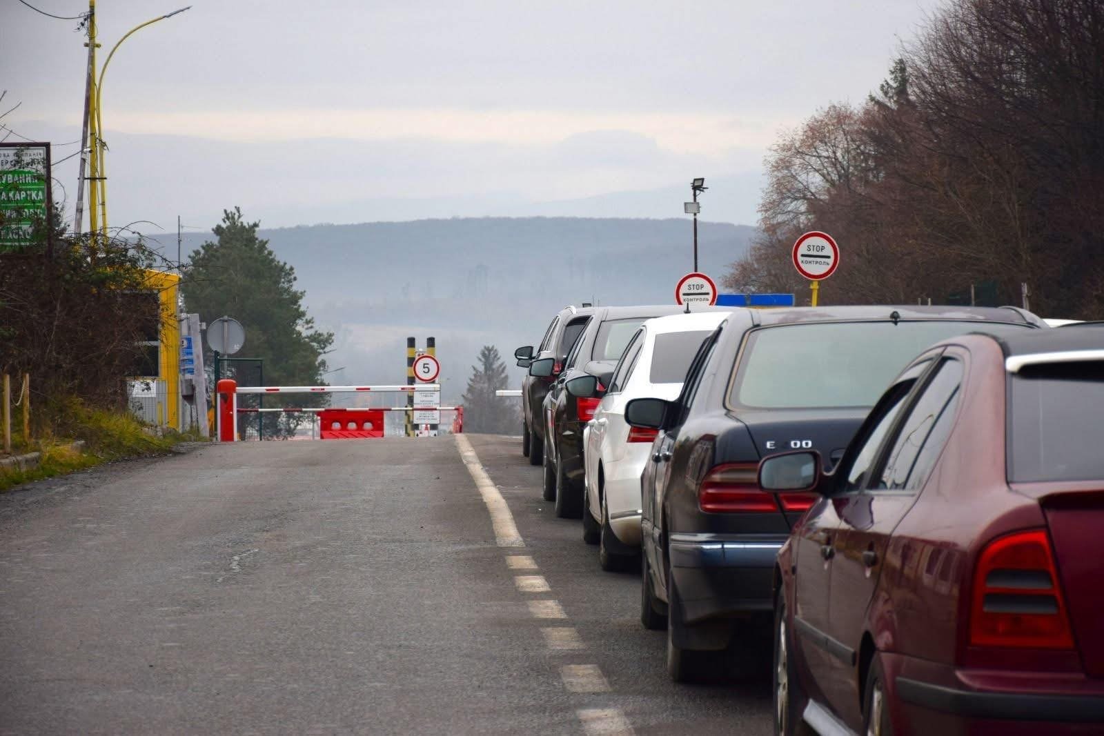 Черги на кордоні зі Словаччиною: на пунктах пропуску поблизу Ужгорода — затримки в обох напрямках