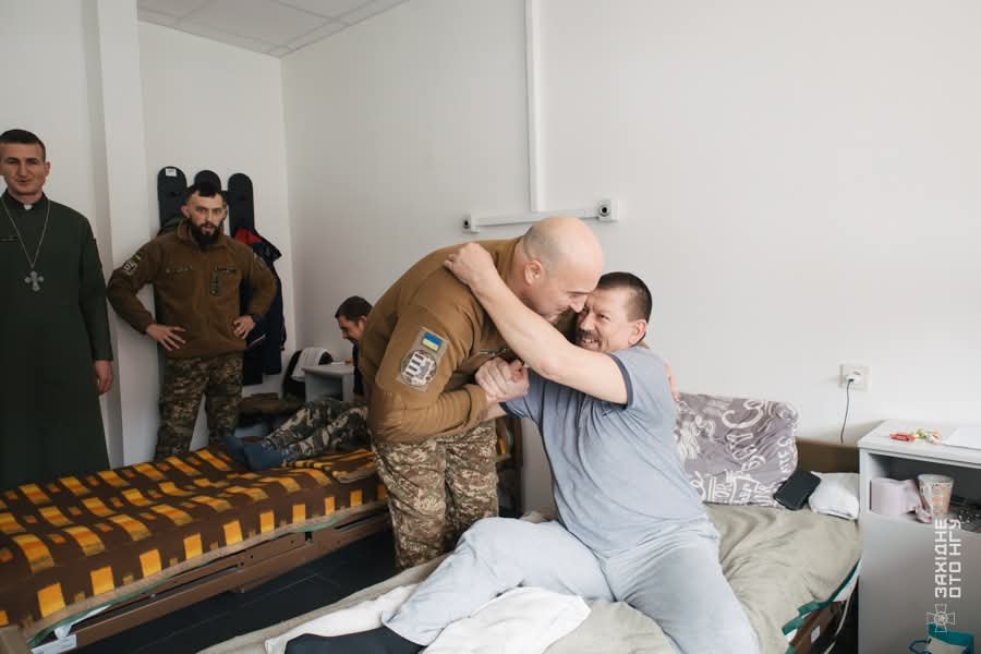 Закарпатські гвардійці відвідали поранених побратимів, які проходять лікування та відновлення в одній з лікарень.