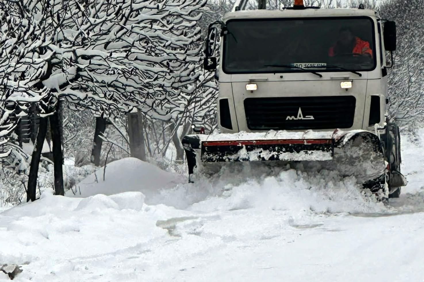 У Берегові цілодобово прибирають сніг: техніка працює на вулицях міста та в околицях