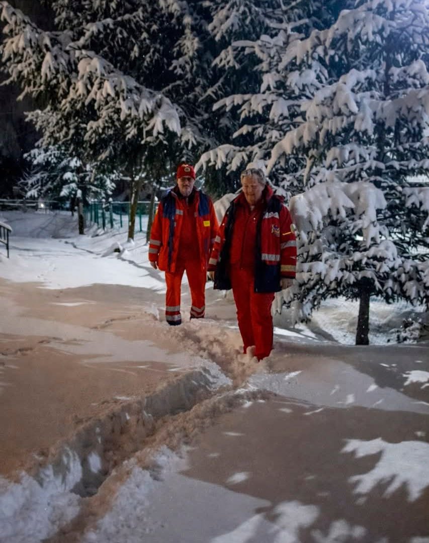 Півтора кілометра пішки крізь замети: на Закарпатті медики рятували чоловіка у засніженому лісі