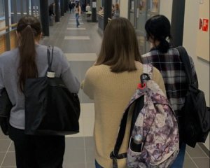 Зброя, іграшкові пістолети та енергетики: Кабмін затвердив перелік заборонених у школах предметів