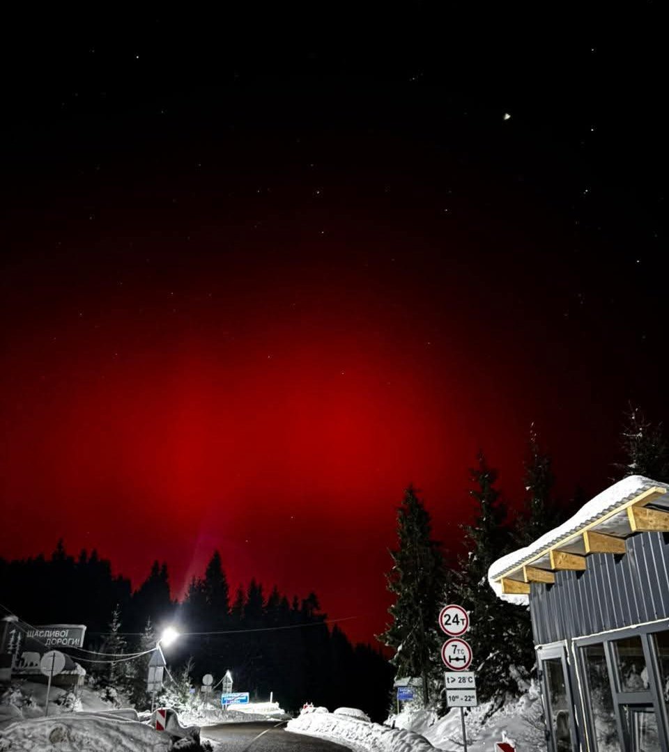 Магічне небо над Карпатами: на Торунському перевалі зафіксували багряне полярне сяйво (ФОТО)